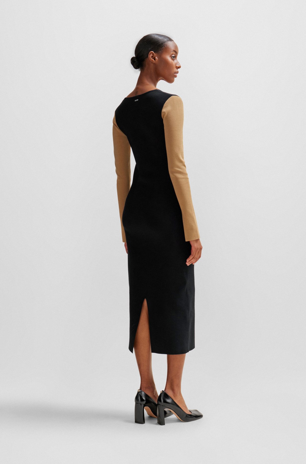 Long-sleeved knitted dress with ribbed structure and V neckline, Patterned