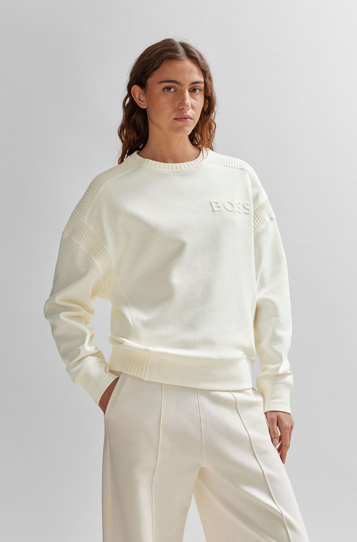 Sweatshirt i bomuldsblanding med logoprægning og strikket bånd, Hvid