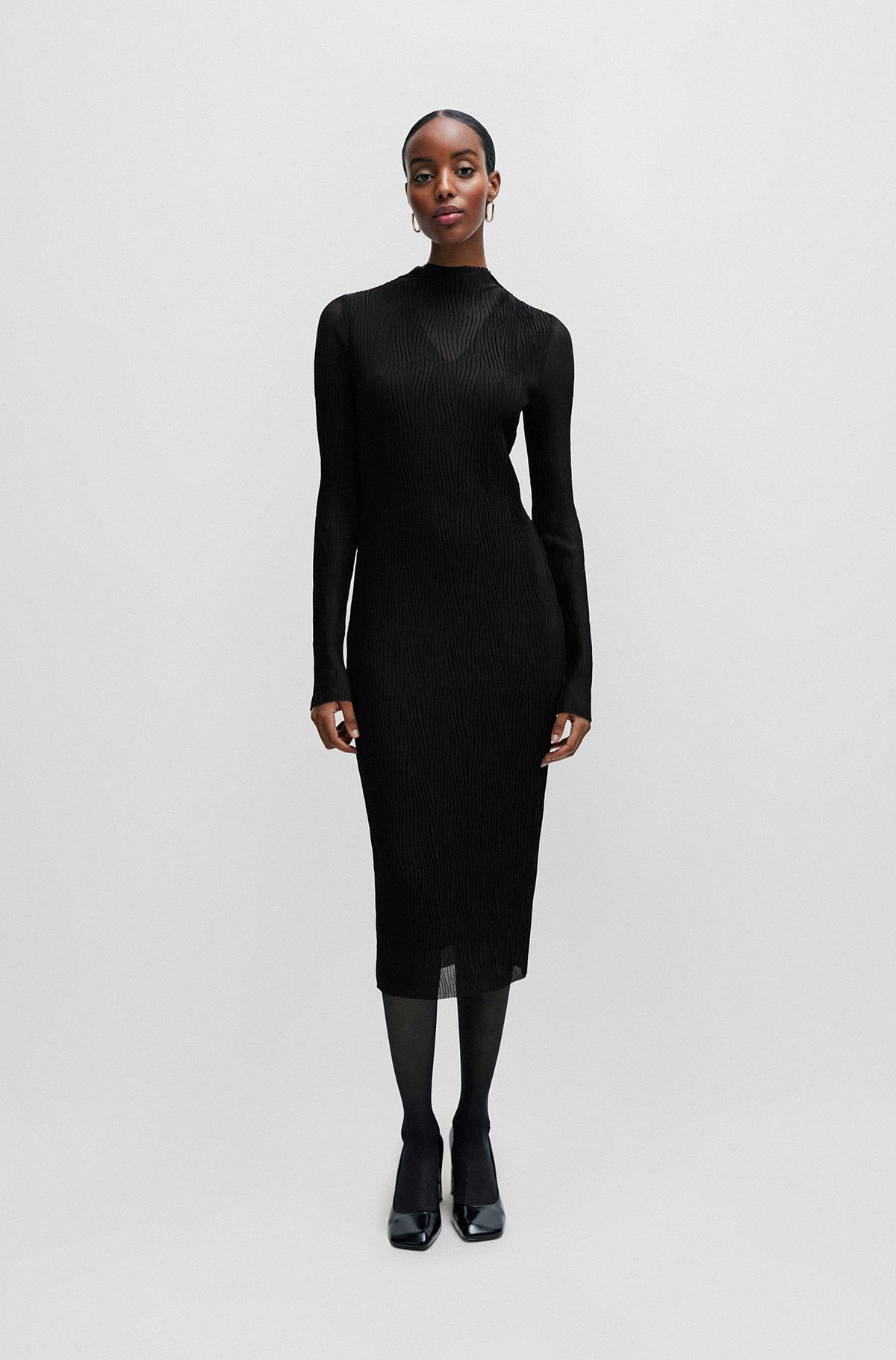 Gevoerde jurk van plissétule met hoge halslijn, Zwart