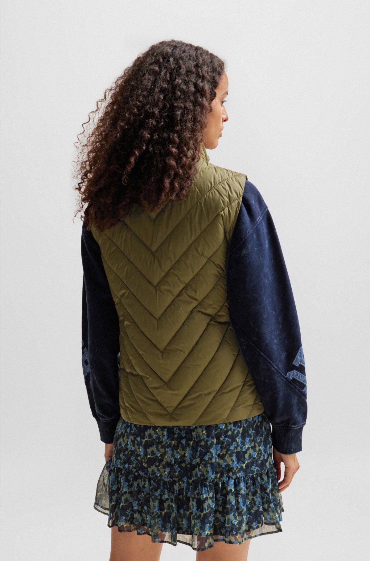 Water-repellent slim-fit gilet with quilting, Dark Green