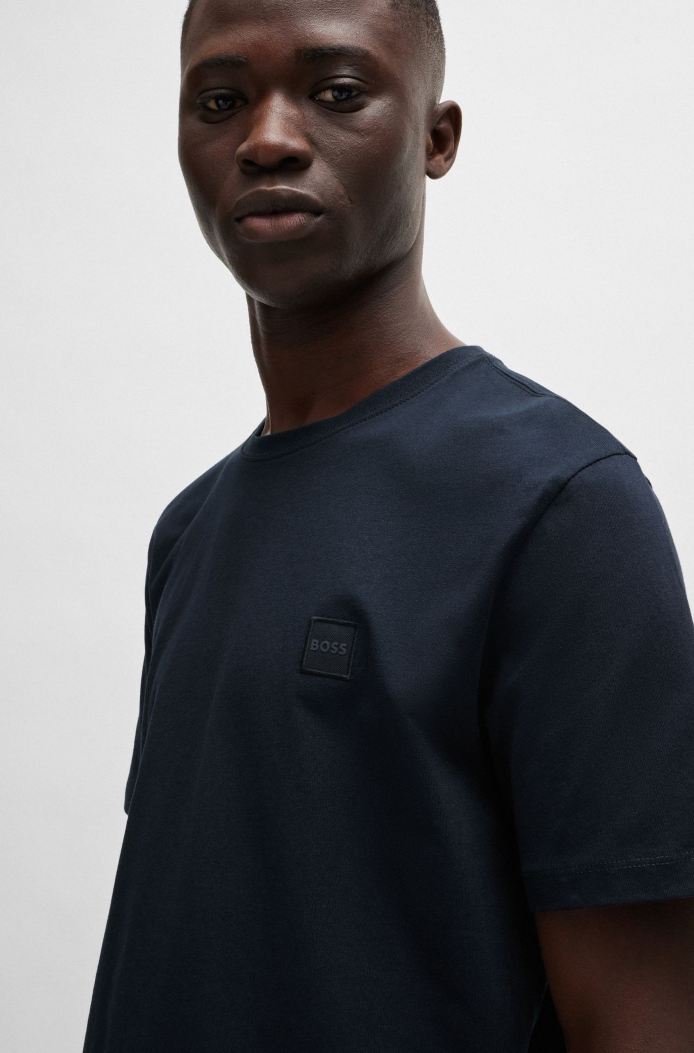 Tシャツ・カットソー BOSS Logo Patch Cotton T-Shirt Navy BOSS - Cotton-jersey T-shirt with logo patch - Dark Blue