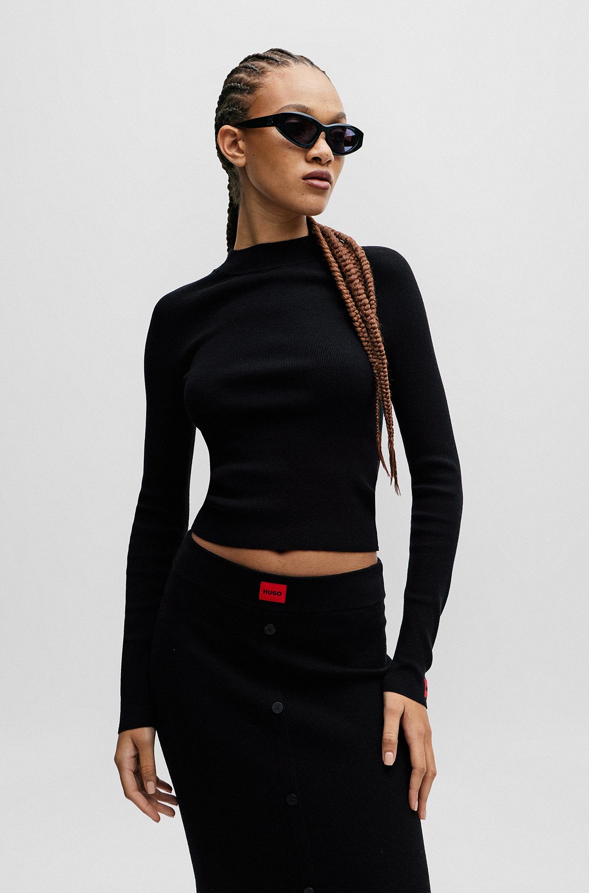 Ribgebreide trui met hoge halslijn en logolabel, Zwart