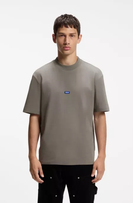 T-shirt en coton à col côtelé avec étiquette logotée