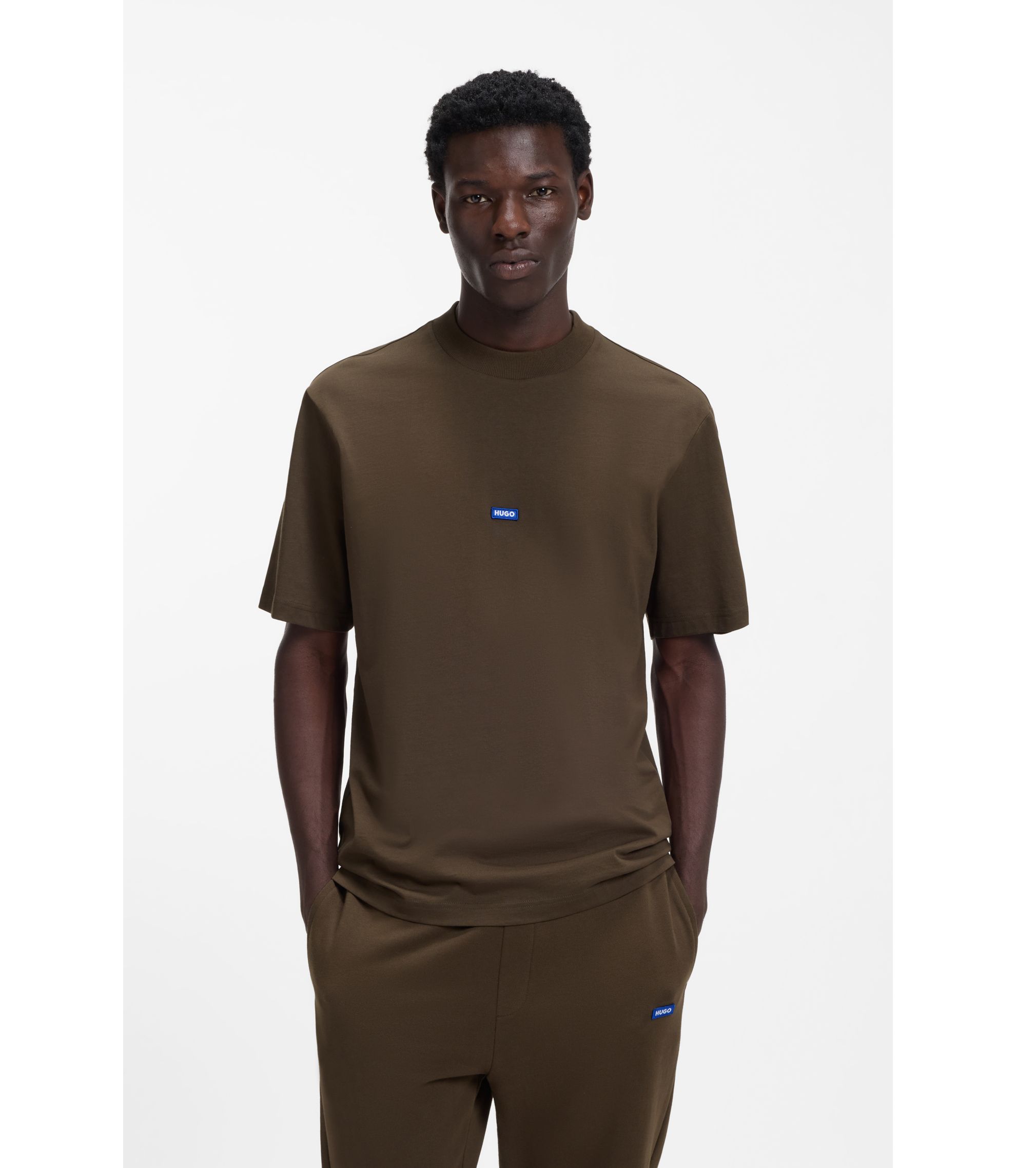 T-Shirt aus Baumwoll-Jersey mit blauem Logo-Aufnäher