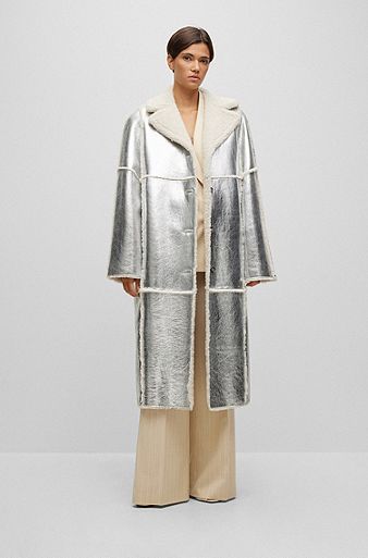 Lange mantel van gecoat lamsleer in metallic-look, Zilver