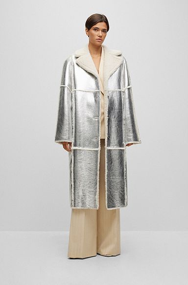 Lang frakke i lammeskind coated med metallisk effekt, Sølv