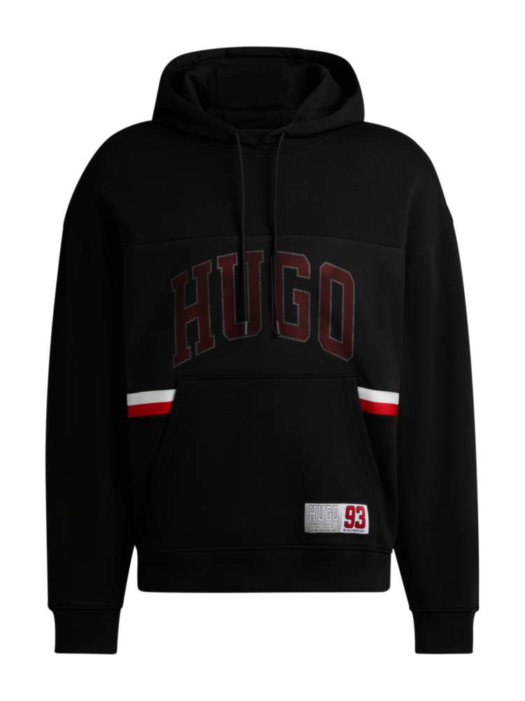 Artikel klicken und genauer betrachten! - Locker geschnittener HUGO Hoodie aus Terry mit speziellem Logo-Aufnäher, Tape-Details und geschwungenem Logo in Mesh-Optik. Mit dem Kauf dieses Produkts leistest du einen wichtigen Beitrag für den nachhaltigen Baumwollanbau in Afrika sowie den Schutz unserer Natur."Cotton made in Africa" zielt darauf ab, die Umwelt zu schonen und die Lebensbedingungen afrikanischer Baumwollbauern zu verbessern. | im Online Shop kaufen