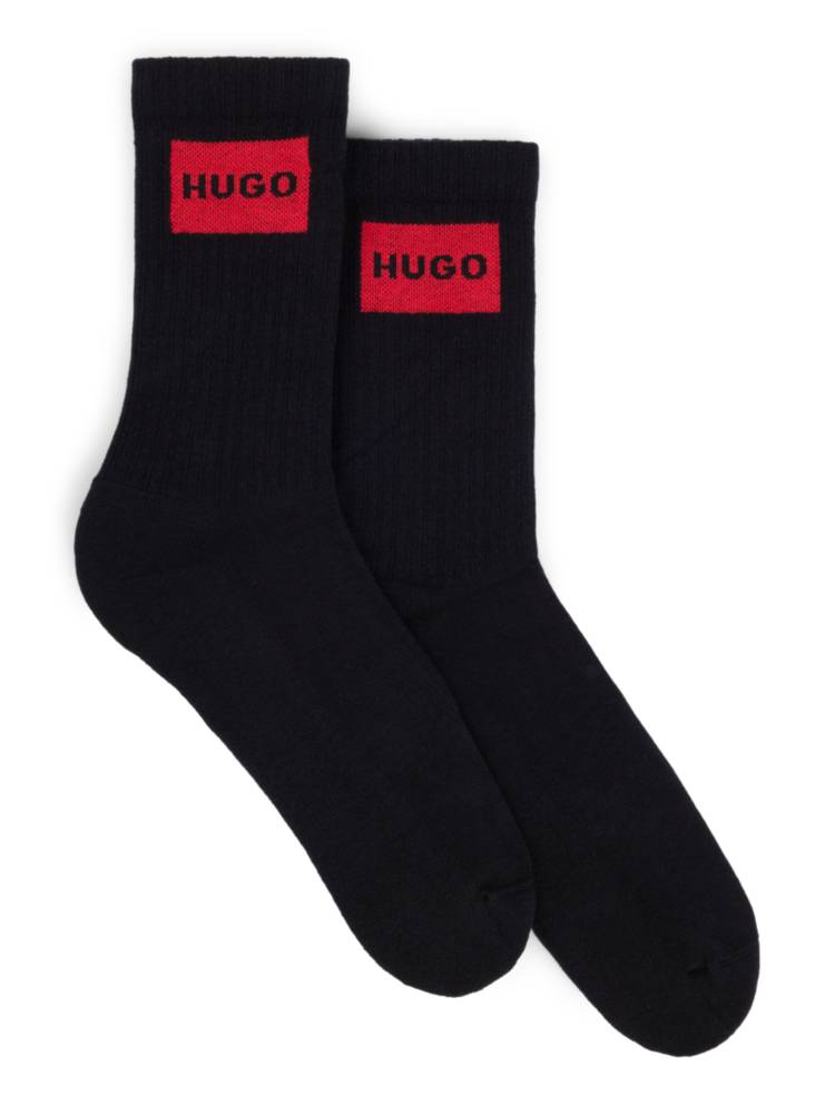 Artikel klicken und genauer betrachten! - Zwei Paar kurze HUGO Socken mit roten Logo-Labels. Die gerippten Styles aus einem elastischen Baumwoll-Mix sind mit einer weichen Sohle versehen. Dieses Produkt wird teilweise aus Bio-Baumwolle gefertigt. Unsere Bio-Standards erlauben keine Verwendung von synthetischen Düngemitteln, Pestiziden oder gentechnisch verändertem Saatgut. | im Online Shop kaufen