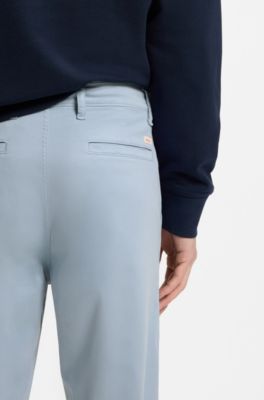 Chino con fit affusolato in satin di cotone elasticizzato, Celeste