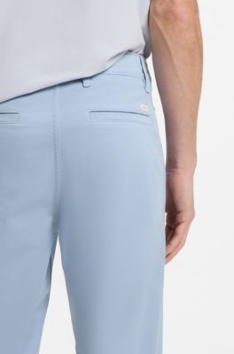 Chinos med tapered fit i bomuldssatin med str&aelig;k, Lysebl&aring;