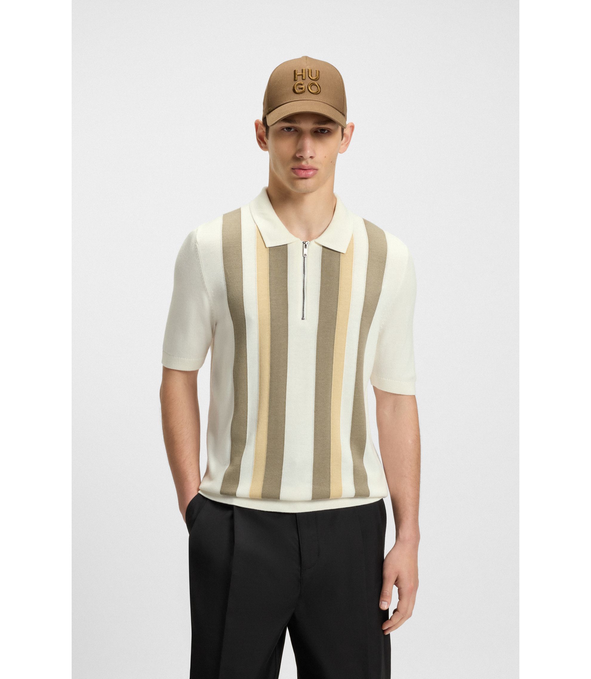 Gestrickter Polopullover mit Reißverschluss und Längsstreifen