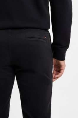 Slim-Fit Chino aus elastischem Baumwoll-Satin, Schwarz