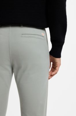 Chino slim fit in satin di cotone elasticizzato, Calce