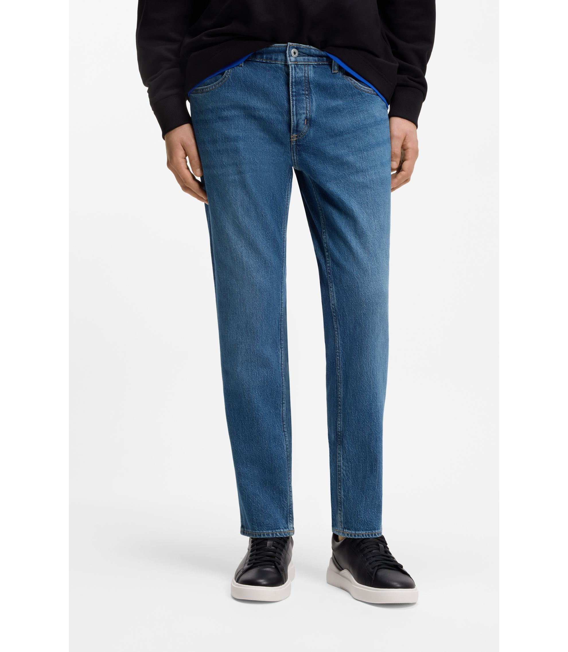 Tapered-Fit Jeans aus mittelblauem Stretch-Denim