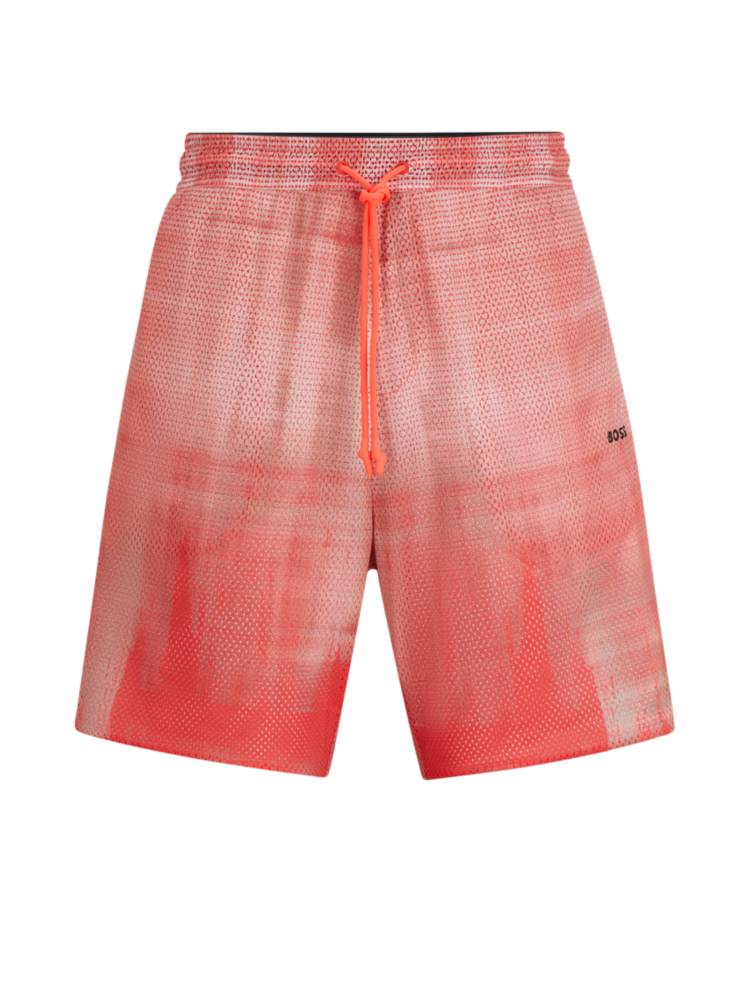 Artikel klicken und genauer betrachten! - BOSS Shorts mit Mesh-Innenfutter. Die sportive Hose aus bedrucktem Mesh ist mit einem dezenten Logo-Detail und einem verstellbaren Tunnelzug versehen. | im Online Shop kaufen