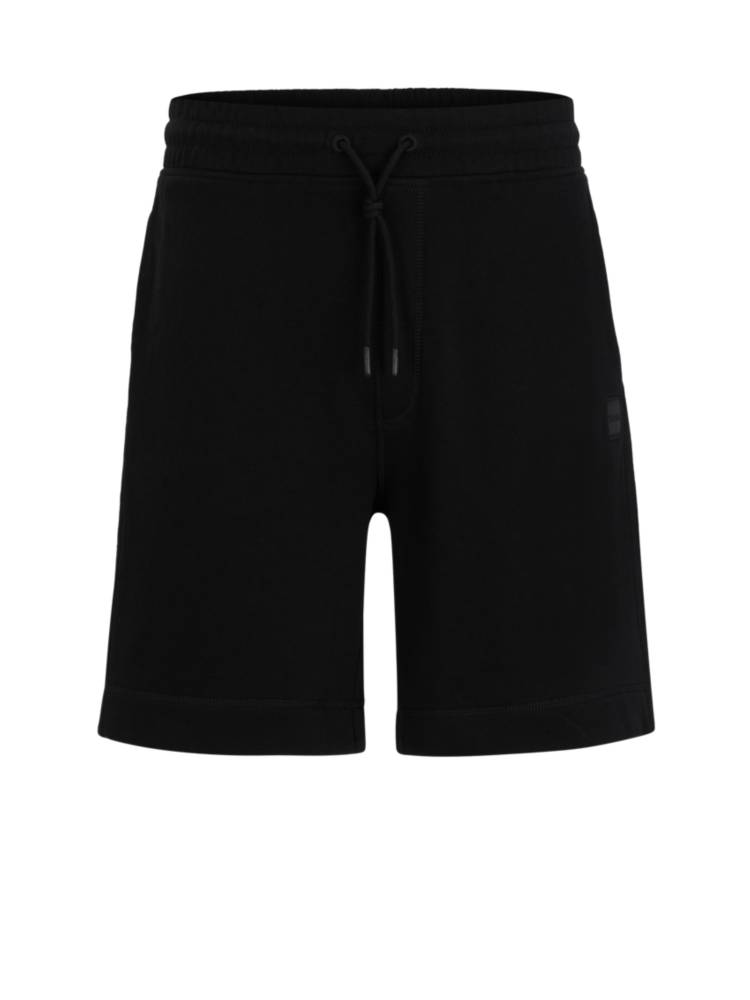 Artikel klicken und genauer betrachten! - Charakteristische Baumwollshorts von BOSS Menswear. Tonales Gummi-Logoabzeichen. Bequeme, entspannte Passform. Elastischer Bund mit Kordelzug.  Dieses Produkt enthält mindestens 60 % bessere Rohstoffe. Dieser Style besteht zu mindestens 60 % aus Baumwolle aus regenerativer Landwirtschaft. Bei der regenerativen Landwirtschaft geht es vor allem um den Erhalt und die Restaurierung der Natur. | im Online Shop kaufen