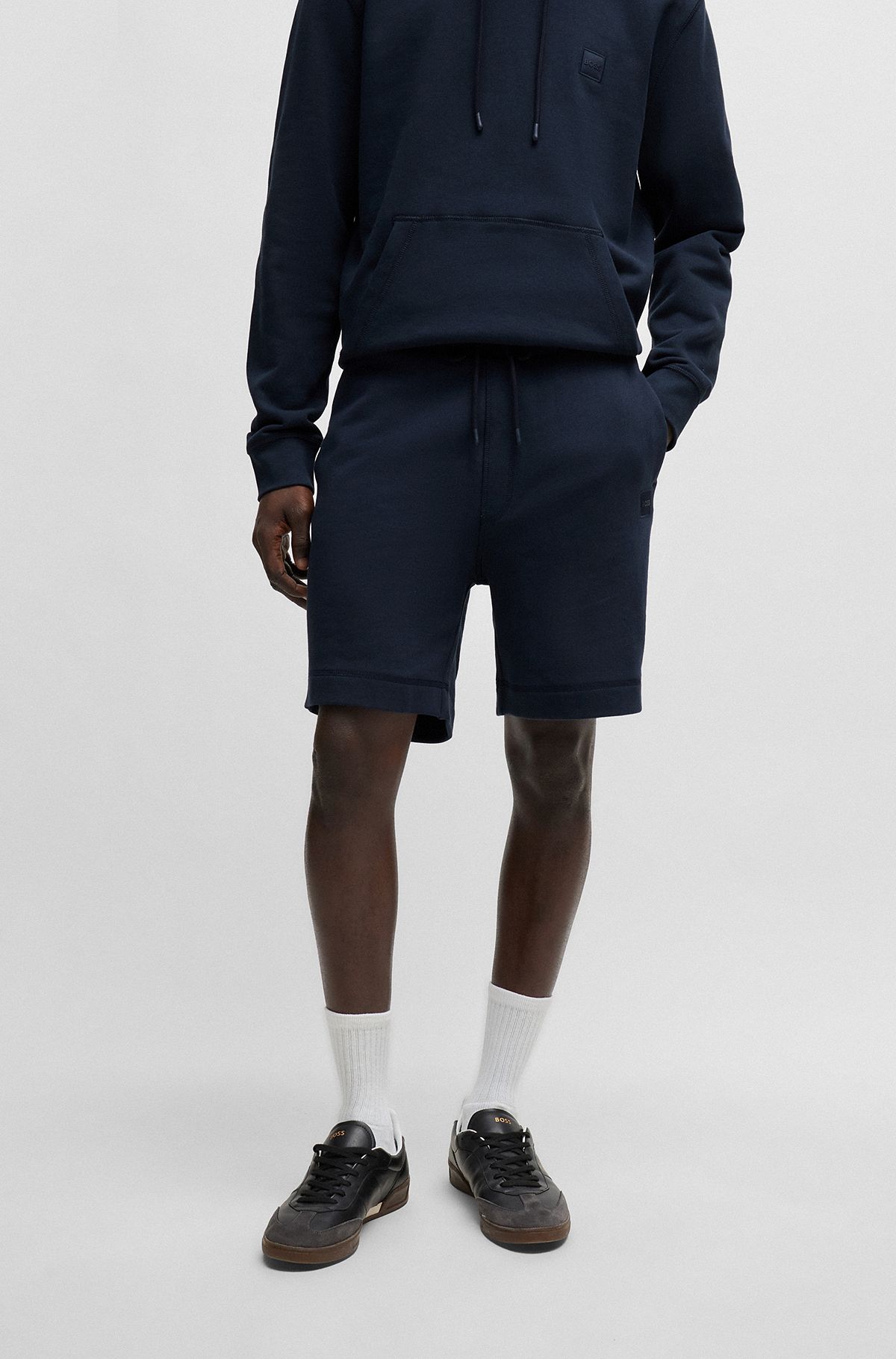 Shorts regular fit en felpa de algodón con insignia de logo, Azul oscuro