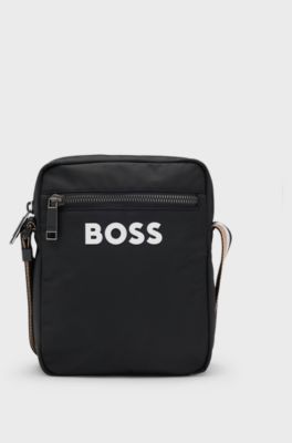 Crossbody-taske i struktureret stof med fremh&aelig;vet logo, Sort