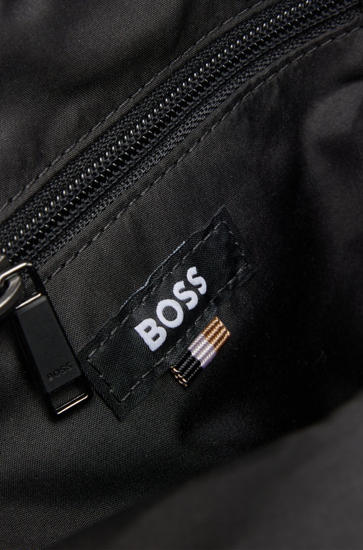 BOSS - クロスボディバッグ コントラストロゴ&シグネチャー BOSS - クロスボディバッグ コントラストロゴ&シグネチャー