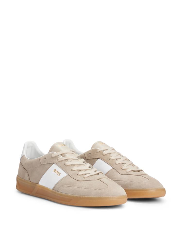 Artikel klicken und genauer betrachten! - Zeitgemäße all-gender BOSS Sneakers mit Logo-Prints und -Prägungen, die in Portugal aus Veloursleder und Leder gefertigt werden. Bei der Herstellung unserer Produkte sind wir immer auf der Suche nach nachhaltigeren Lösungen. Mindestens 60 % des Leders in diesem Produkt stammen aus zertifizierten Gerbereien. | im Online Shop kaufen