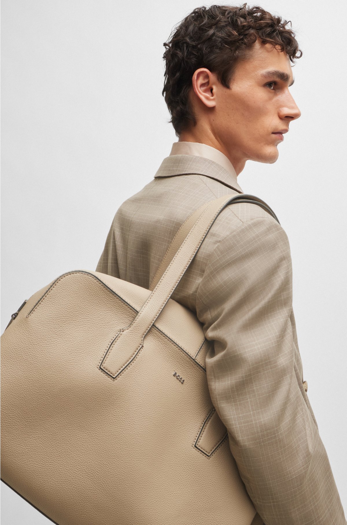 Zipped holdall in grained leather with logo lettering, Light Beige
