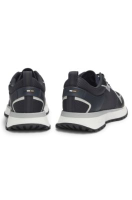 Sneakers aus verschiedenen Materialien mit Mesh und Logos, Dunkelblau