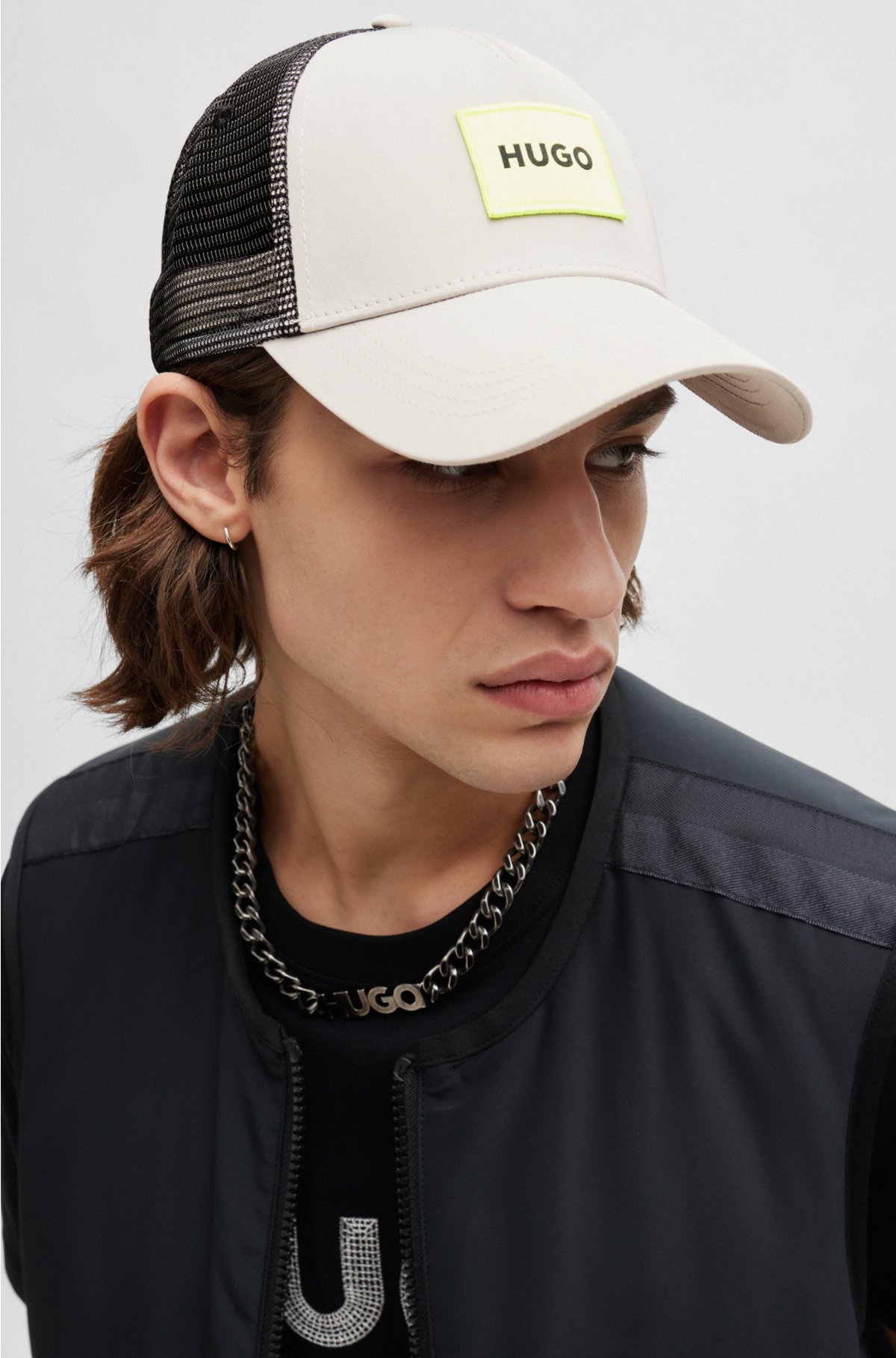 Twill trucker cap with logo label and snap back closure, Light Grey