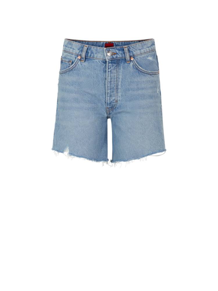 Artikel klicken und genauer betrachten! - Progressive HUGO Shorts aus mittelblauem Denim mit gerader Passform, Used-Details und ausgefransten Säumen. | im Online Shop kaufen