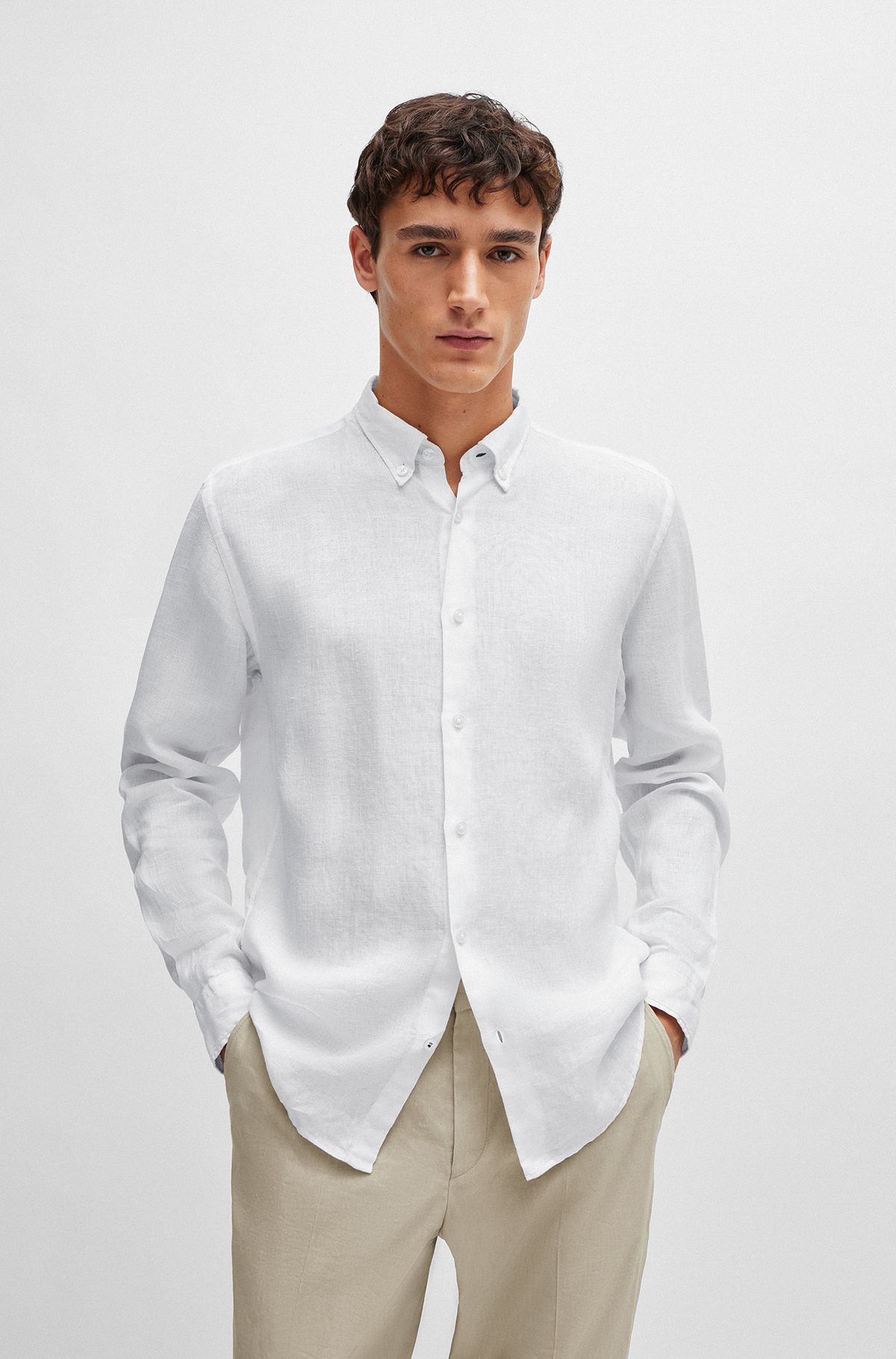 Camicia regular fit in lino con colletto button down, Bianco