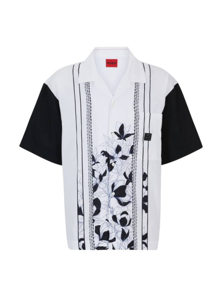 Artikel klicken und genauer betrachten! - HUGO Oversize-Hemd aus softer Popeline, das mit einem Blumen- und Kettenmotiv bedruckt und mit einem metallenen Stack-Logo-Detail versehen ist.Im Rahmen unserer "CLEAN-UP-YOUR-ACT"-Initiative wird dieses Produkt zu mindestens 60 % aus besseren Rohstoffen hergestellt. Dieses Produkt wird aus Baumwolle hergestellt, die gemäß unserer nachhaltigeren Philosophie für Baumwoll- und Pflanzenfasern angebaut wird, d. h. | im Online Shop kaufen