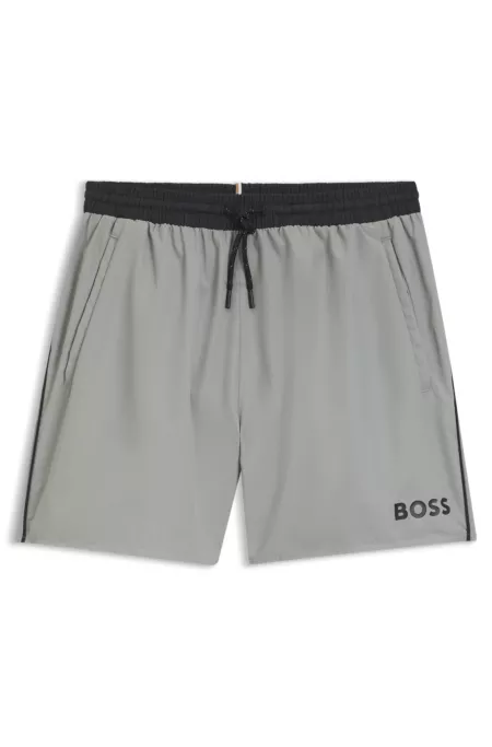 Bañador tipo shorts con logo y ribetes en contraste