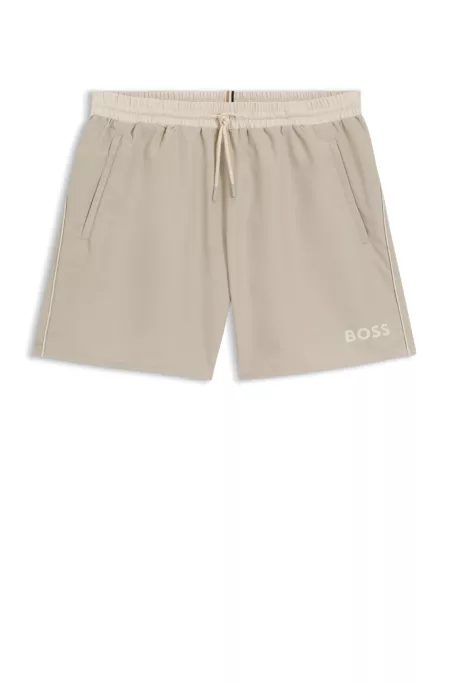 Bañador tipo shorts con logo y ribetes en contraste