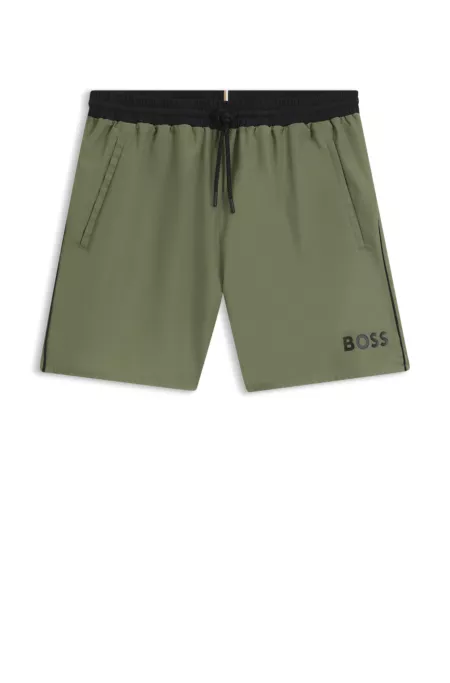 Bañador tipo shorts con logo y ribetes en contraste