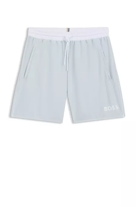 Bañador tipo shorts con logo y ribetes en contraste