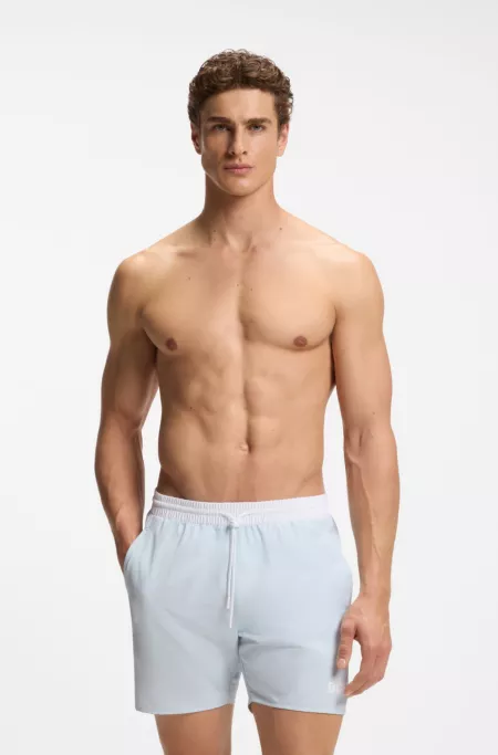 Bañador tipo shorts con logo y ribetes en contraste