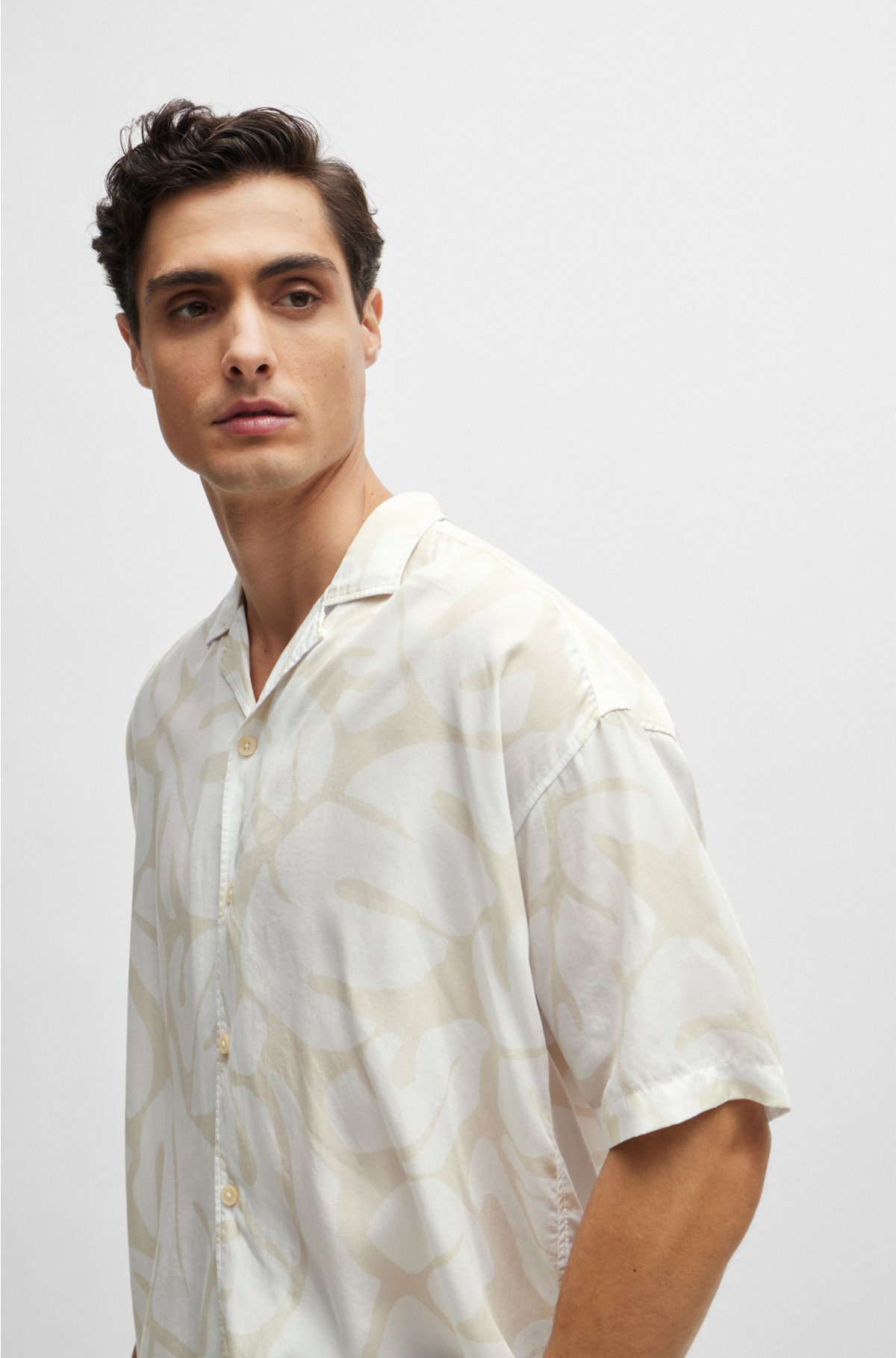 Relaxed-fit shirt in seasonal print with camp collar, Light Beige