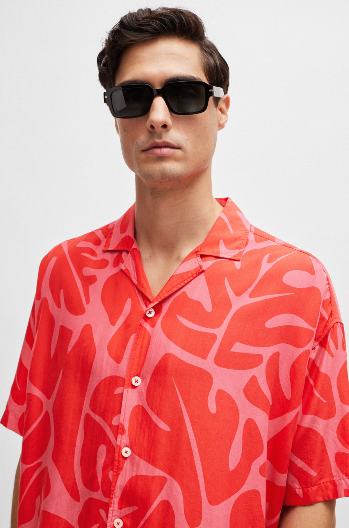 Relaxed-fit shirt in seasonal print with camp collar, Red