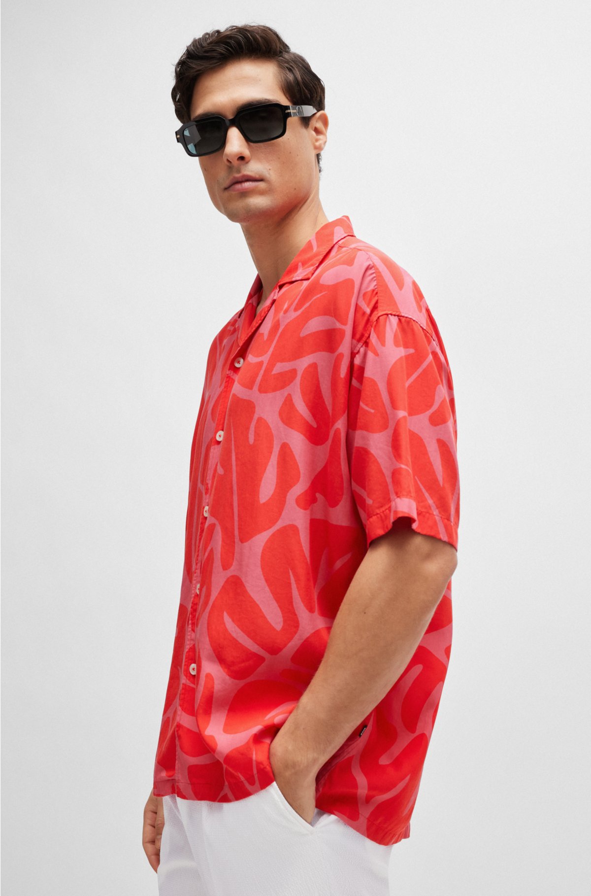 Relaxed-fit shirt in seasonal print with camp collar, Red