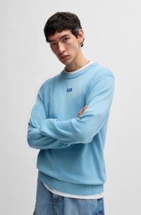 Pull en maille de coton avec étiquette logotée bleue, bleu clair