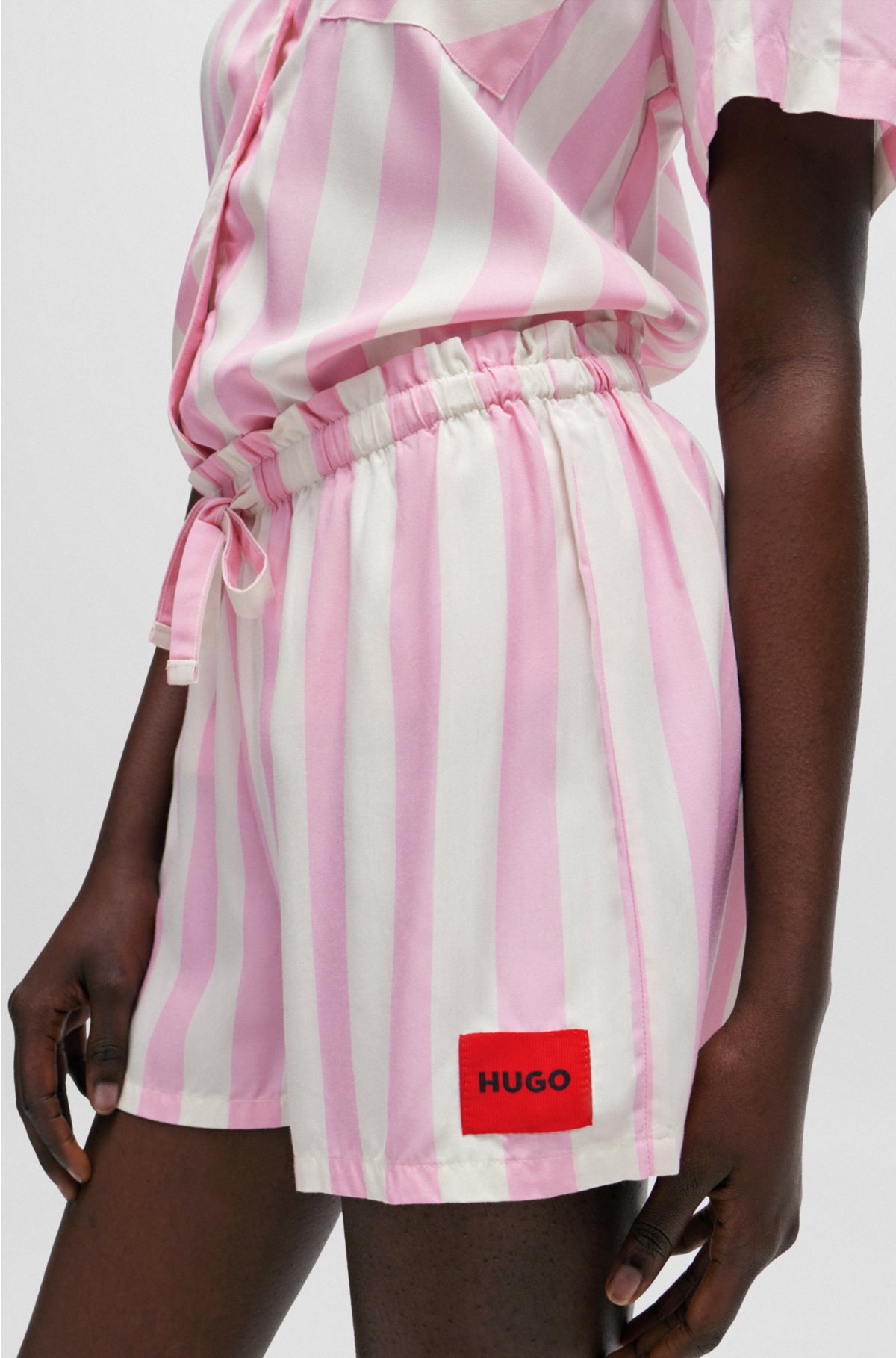 Patterned pyjama shorts with red logo label, Pink