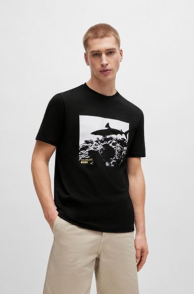 Camiseta regular fit en punto de algodón con estampado de temporada, Negro