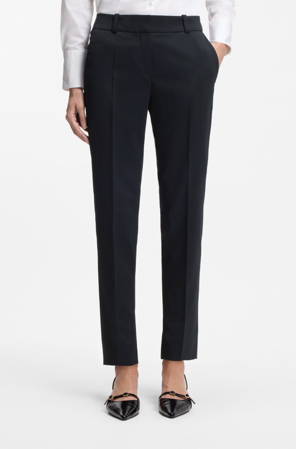 Slim-fit trousers with a cropped length