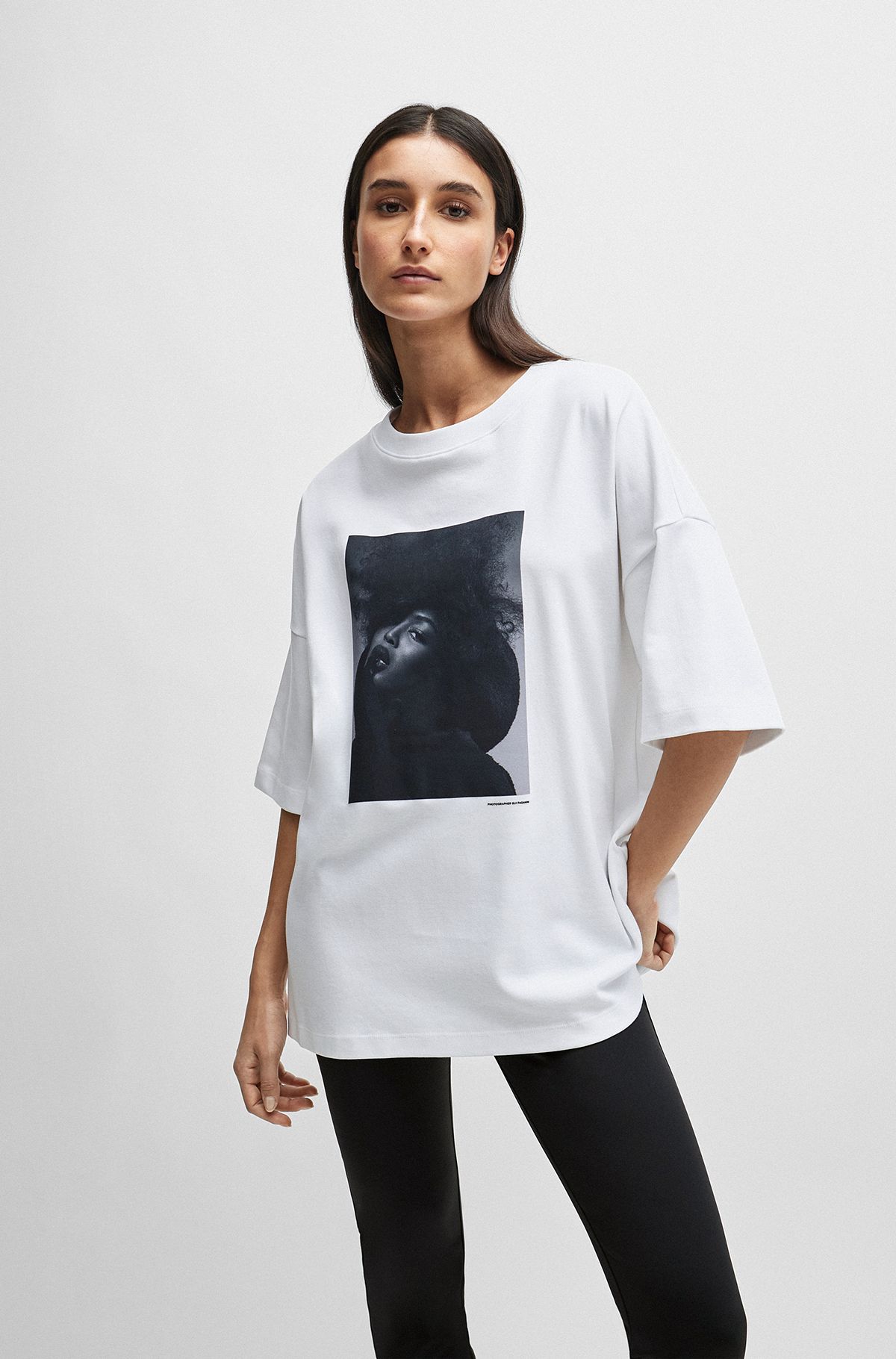 NAOMI x BOSS T-shirt van interlocked katoen met oversized schouders, Wit