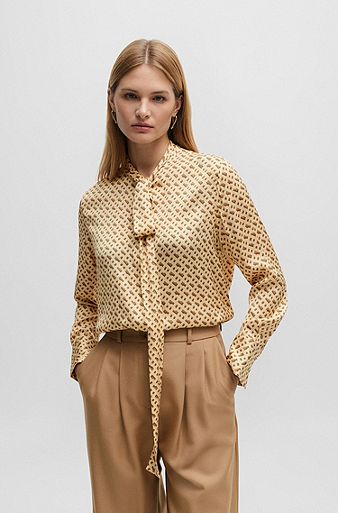 Skjorte med relaxed fit i en silkeblanding med monogramprint, Beige mønstret