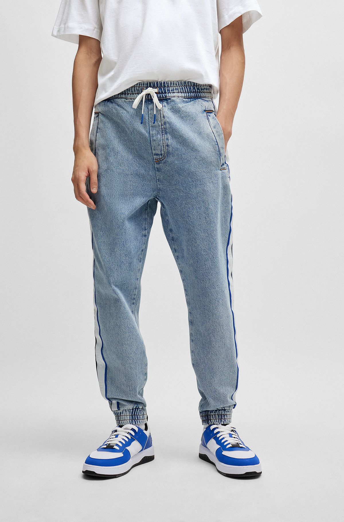 Jeans tapered fit con fondo gamba elastico e banda con logo, Blu