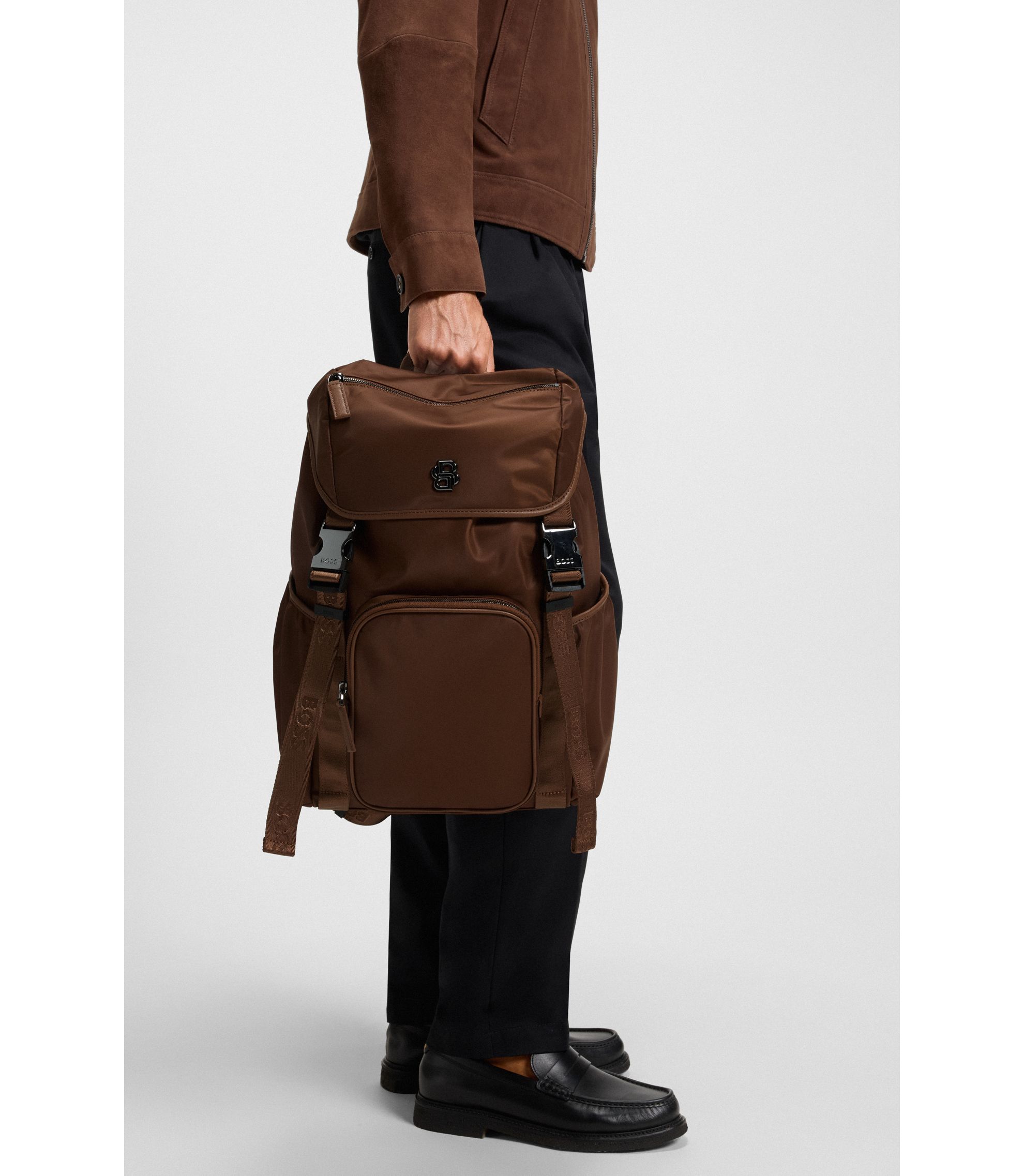 hbeu50516809_215_300?wid=1980&