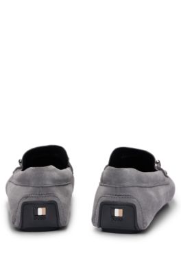 BOSS - Mokassins aus Veloursleder mit metallenen Logo-Details und  