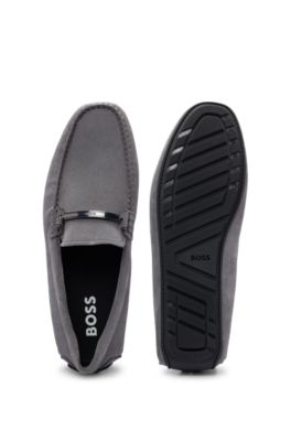 BOSS - Mokassins aus Veloursleder mit metallenen Logo-Details und 