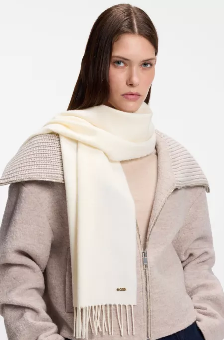 Wool woven scarf with logo rivet