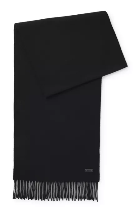 Italian-made scarf in wool with logo patch
